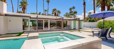 Una piscina techada, una piscina climatizada