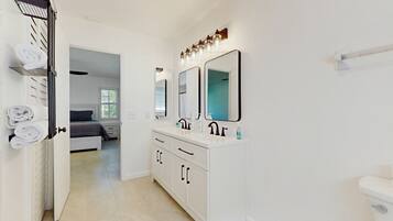 3 bedrooms, iron/ironing board, internet, bed sheets