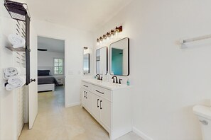 3 chambres, fer et planche Ă repasser, accĂšs Ă Internet, literie fournie