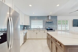 Réfrigérateur, four à micro-ondes, un four, surface de cuisson