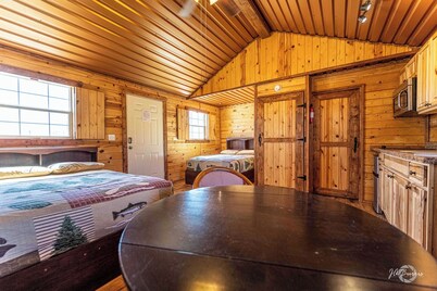 1-room Cabin with 2 beds, Kitchen, Shower, fitness room, laundry, in Big Spring