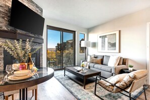 Appartement (4 Bedrooms) | Woonkamer | Televisie