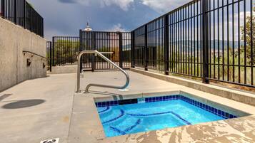 Condo (4 Bedrooms) | Baño | Regadera y amenidades de baño de diseñador