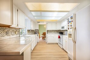 Geladeira, micro-ondas, cooktop, lava-louças