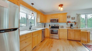 Coffee/tea maker, fridge, microwave, oven - Mtn Views, On-Site Trails! Spacious Bartlett Home (Bartlett)