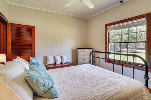 Sunshine Under the Oak: Baldwin Home w/ Patio!