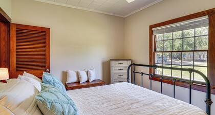 Sunshine Under the Oak: Baldwin Home w/ Patio!