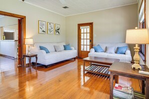 TV - Sunshine Under the Oak: Baldwin Home w/ Patio! (Baldwin)