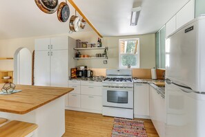 Fridge, stovetop, coffee/tea maker, toaster