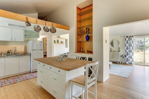 Fridge, stovetop, coffee/tea maker, toaster
