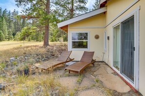 Terrace/patio - Outdoor Adventure Haven - 15 Mi to Mount Shasta! (Weed)