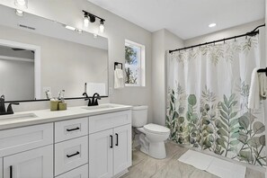 Douche, baignoire à jets, sèche-cheveux, serviettes fournies