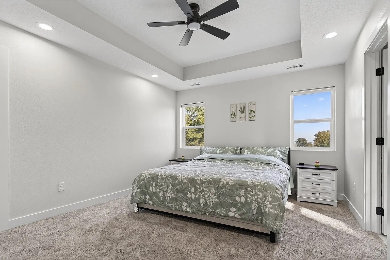 4 habitaciones, tabla de planchar con plancha, wifi y ropa de cama 