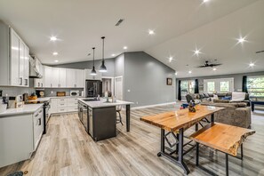 Geladeira, micro-ondas, cooktop, lava-louças