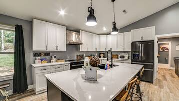 Fridge, microwave, stovetop, dishwasher