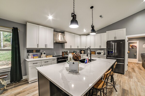 Fridge, microwave, stovetop, dishwasher