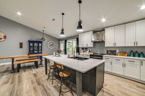 Fridge, microwave, stovetop, dishwasher