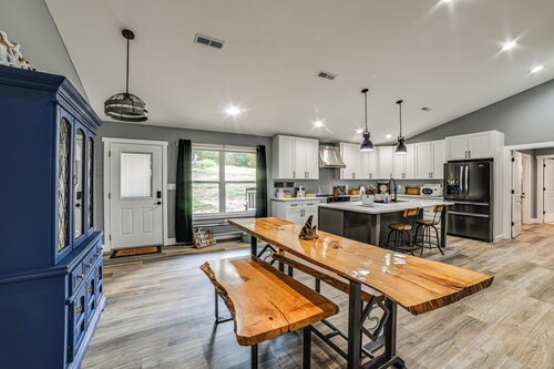 Private Beach on Lake Barkley! Scenic Family Oasis
