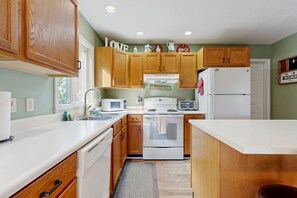 Réfrigérateur, four à micro-ondes, un four, surface de cuisson