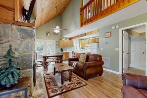 Téléviseur, foyer, livres