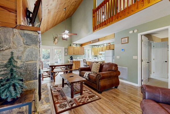 Téléviseur, foyer, livres