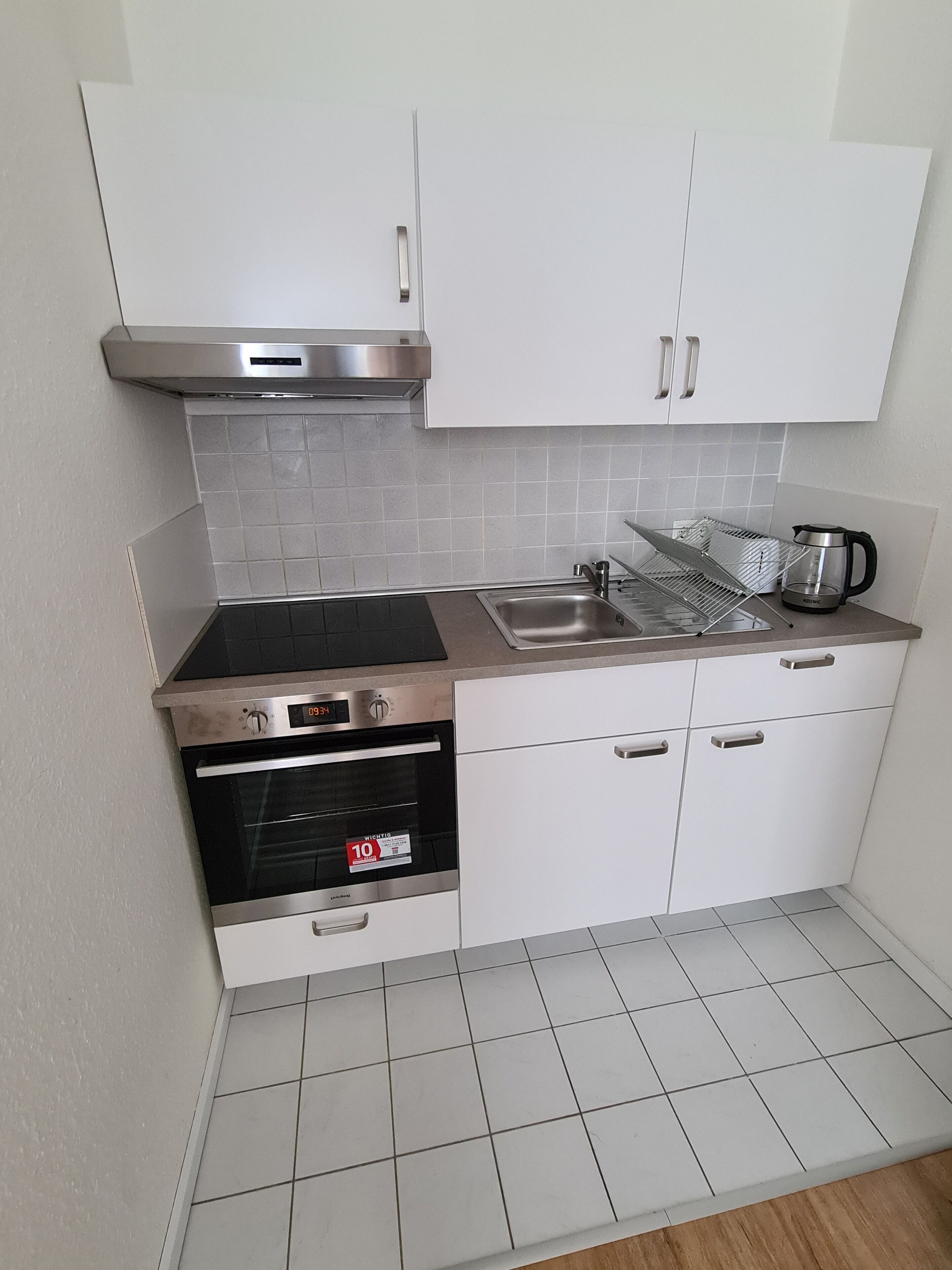 Kühlschrank, Ofen, Herdplatte, Wasserkocher mit Kaffee-/Teezubehör