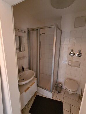 Douche, séchoir à cheveux, serviettes fournies, savon