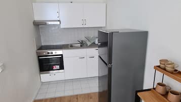 Fridge, oven, stovetop, coffee/tea maker