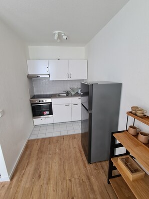 ثلاجة، فرن، موقد طهي مسطح، ماكينة لصنع القهوة/الشاي