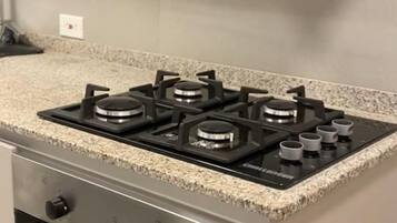 Horno, parrilla de estufa y toallas de papel