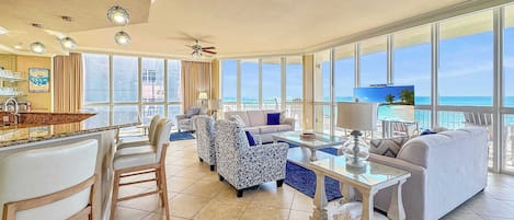 公寓式客房, 多张床, 阳台, 海洋景观 (Oceania 2) | 起居区