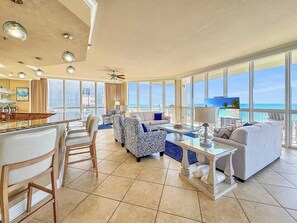 Living area - Oceanfront Luxe Pool + Beachfront Free Golf (Gulf Shores)