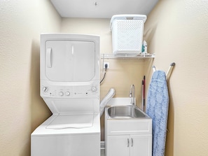 Condo, Multiple Beds, Balcony, Ocean View (Oceania 2) | Laundry