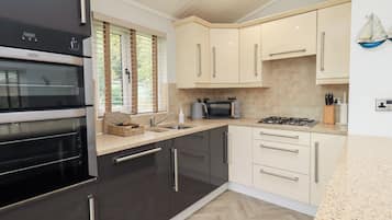 Dishwasher, cookware/dishes/utensils