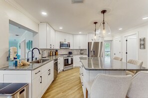 ثلاجة، ميكروويف، فرن، موقد طهي مسطح