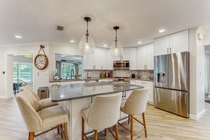 Réfrigérateur, four à micro-ondes, un four, surface de cuisson