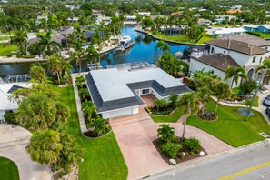 Exterior - Waterfront retreat with pool ,dock, family friendly, steps to the Gulf, W/D (Sarasota)