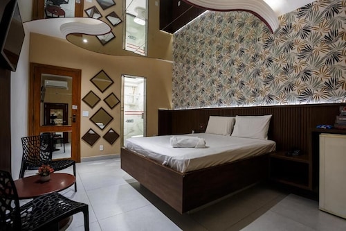 Status Elegance Hotel