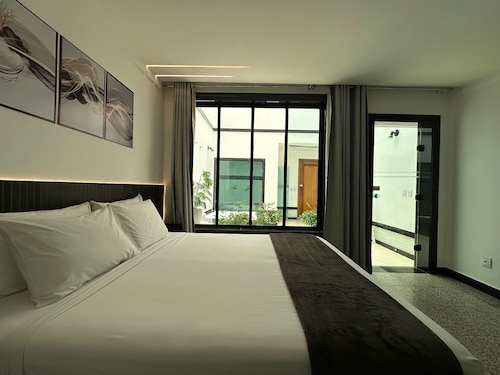Status Elegance Hotel