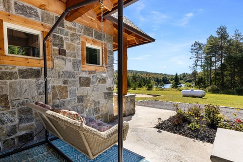 Nature-nestled lodge with wood stove - steps away from skiing, hiking, downtown