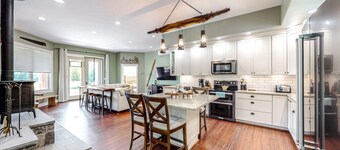 Nature-nestled lodge with wood stove - steps away from skiing, hiking, downtown