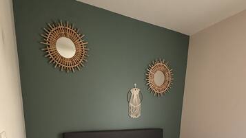 Iron/ironing board, free WiFi, bed sheets