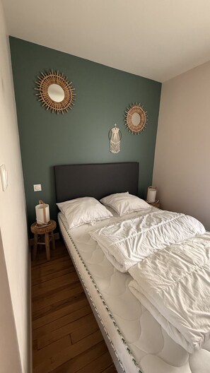 Tabla de planchar con plancha, wifi gratis, ropa de cama