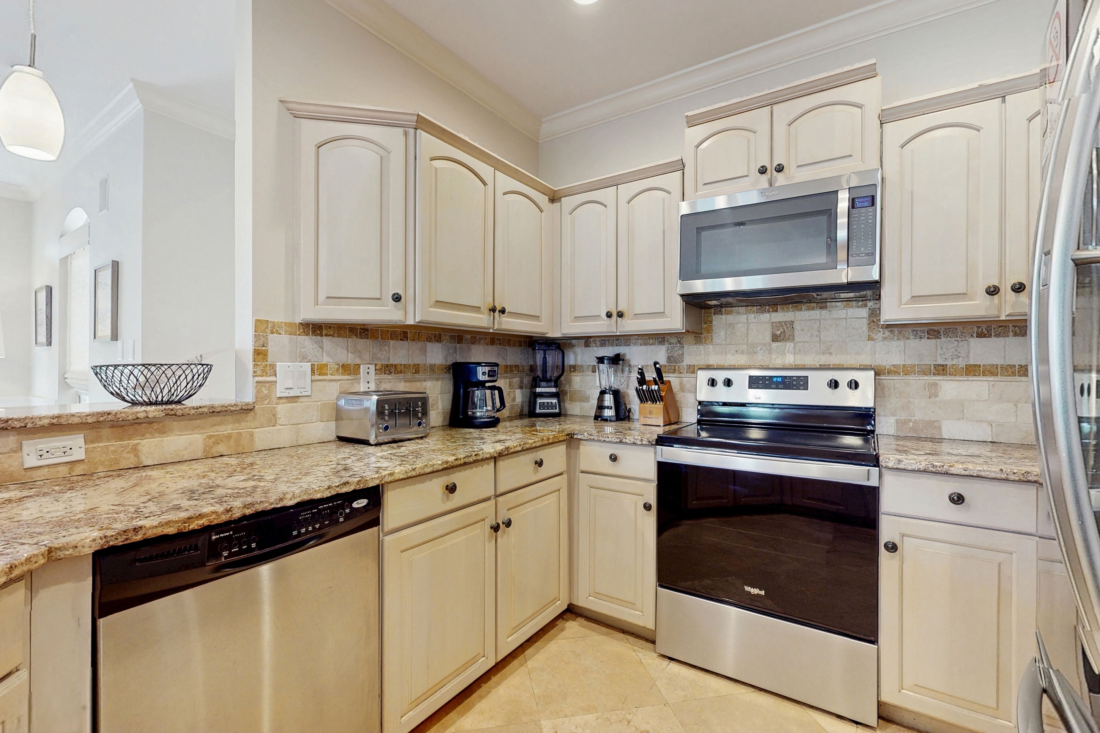 Køleskab, mikrobølgeovn, ovn, kogeplade