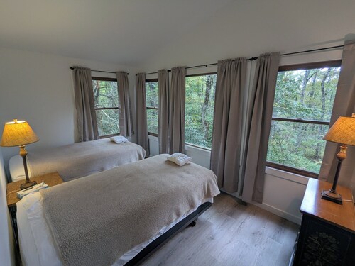 4-bedroom cabin in Nantahala Forest, 10 minutes from Highlands NC