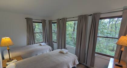 4-bedroom cabin in Nantahala Forest, 10 minutes from Highlands NC