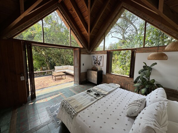 5 bedrooms, desk, travel cot, free WiFi