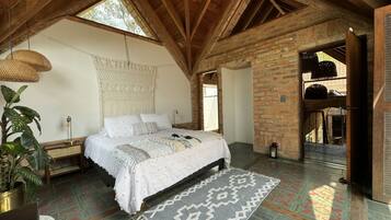 Desk, travel crib, free WiFi, bed sheets