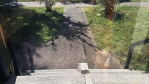Eine Treppe mit Fliesen, die zu einer Straße führt.