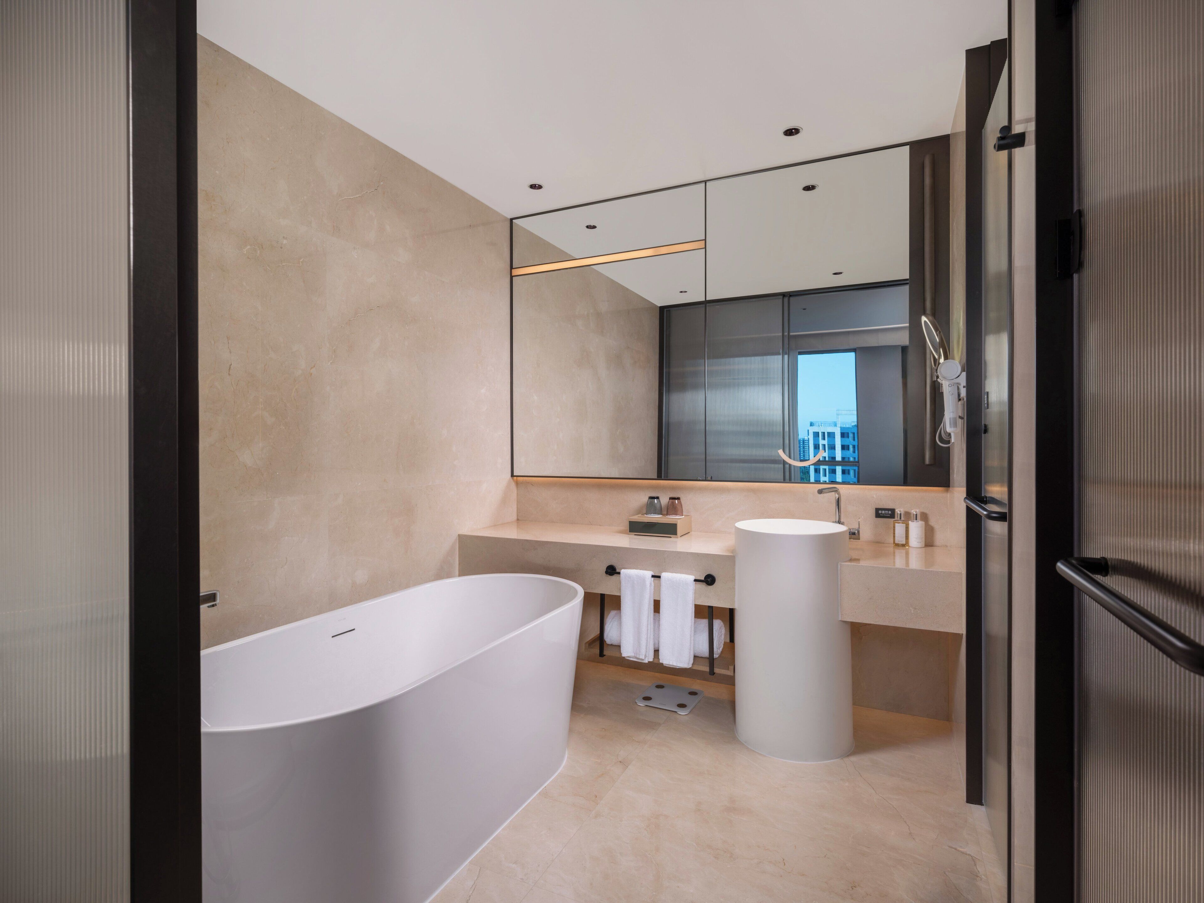 套房, 1 间卧室 | 羽绒被、客房内保险箱、办公桌、遮光窗帘